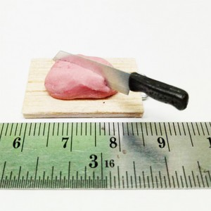 BUTK1 (pork on a chop board)