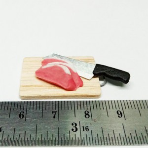 BUTK2 (pork on a chop board)