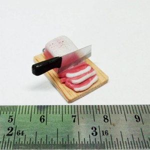 BUTK3 (pork on a chop board)