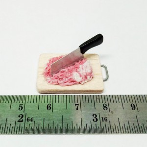 BUTK4 (pork on a chop board)